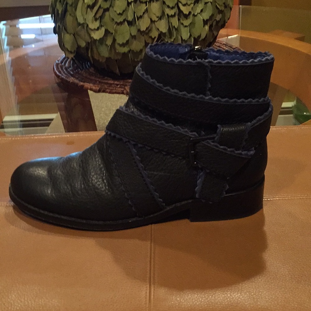 🦋 Juicy Courture Black & Blue ankle boots